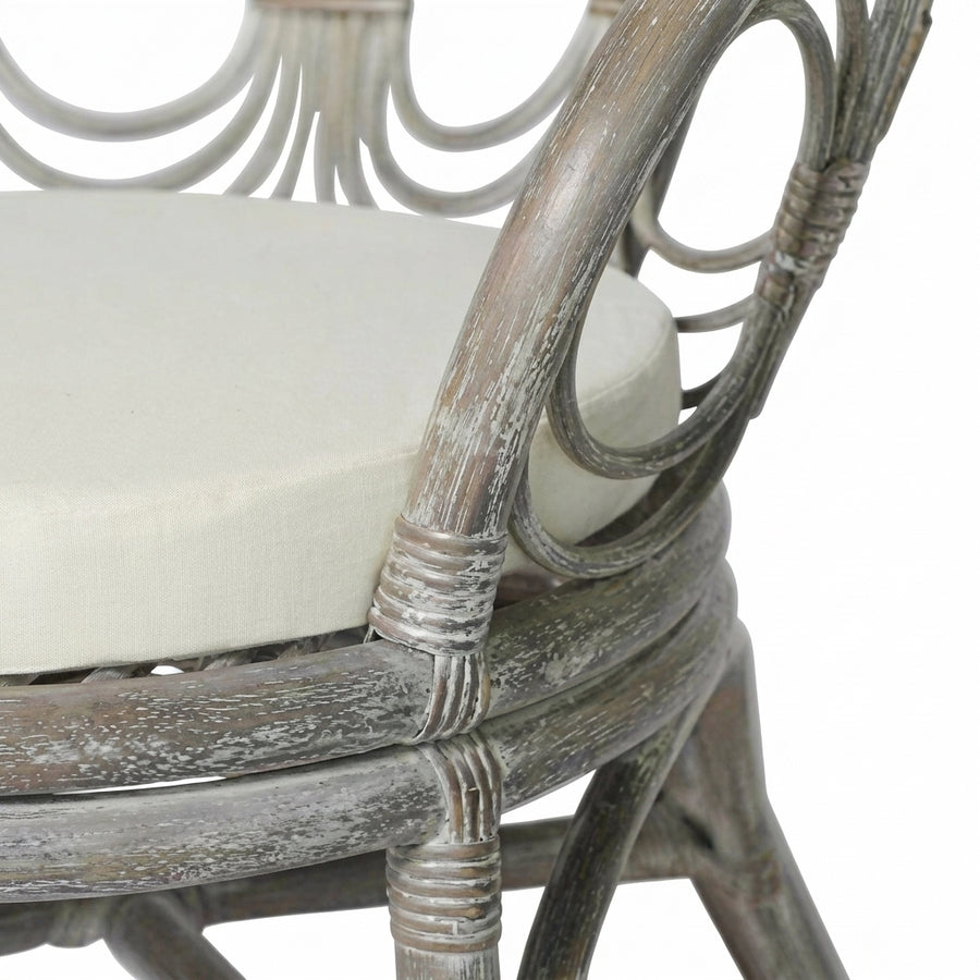 Chaise en rotin gris avec coussin