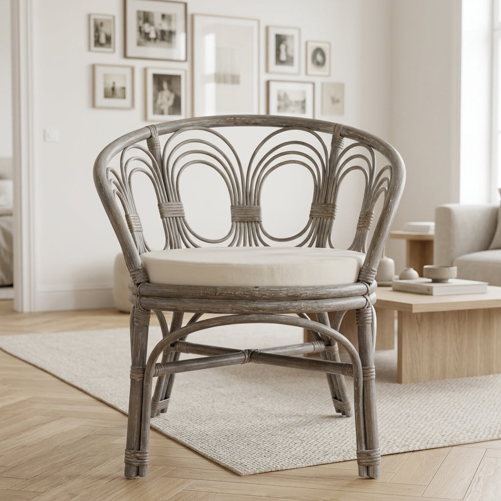 Chaise en rotin gris avec coussin