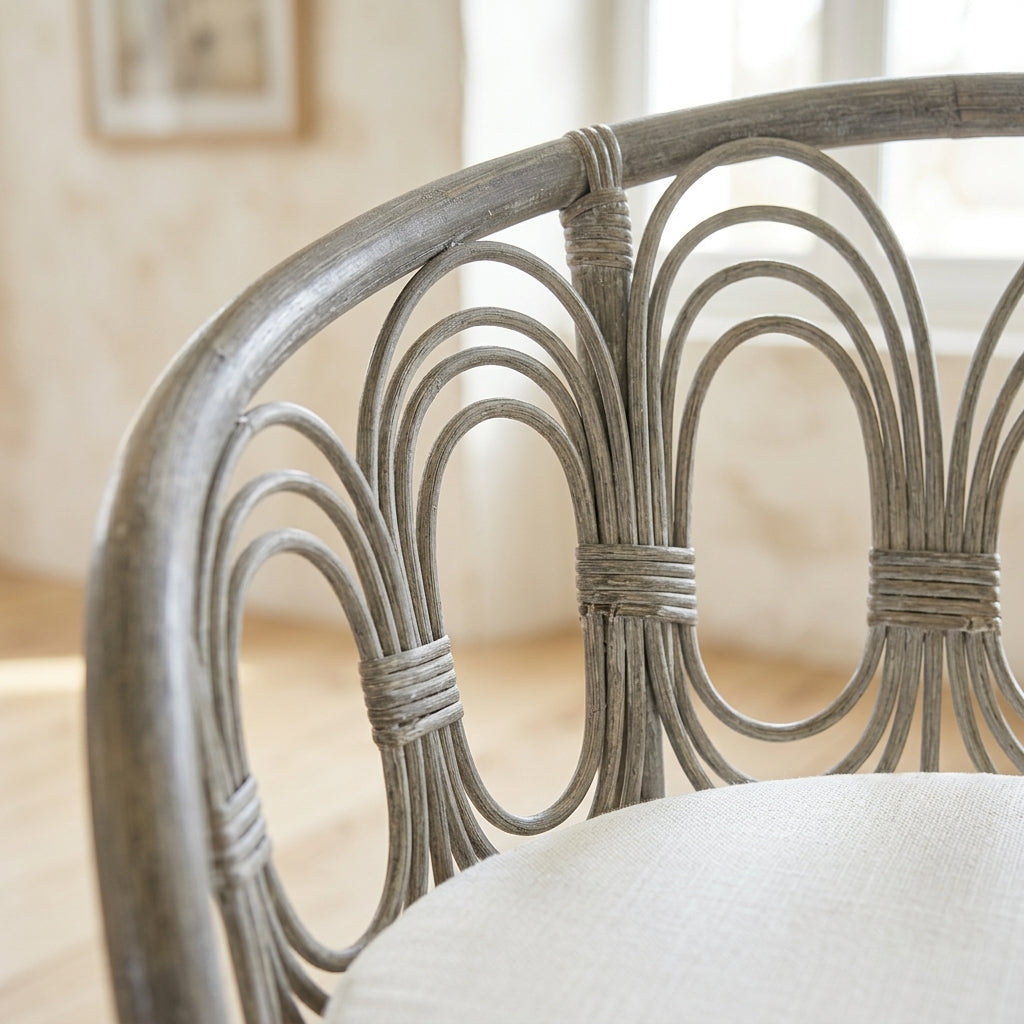 Chaise en rotin gris avec coussin