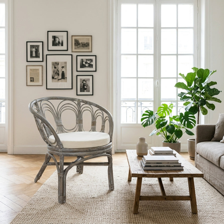 Chaise en rotin gris avec coussin