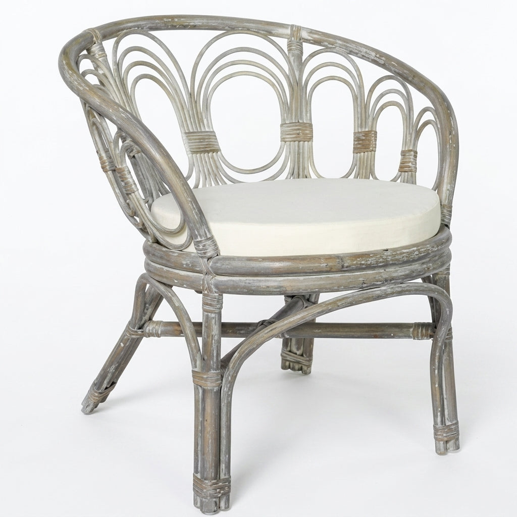 Chaise en rotin gris avec coussin