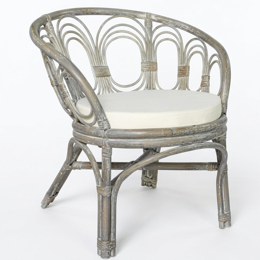 Chaise en rotin gris avec coussin