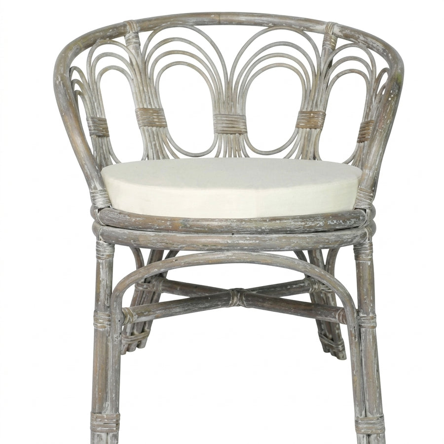 Chaise en rotin gris avec coussin