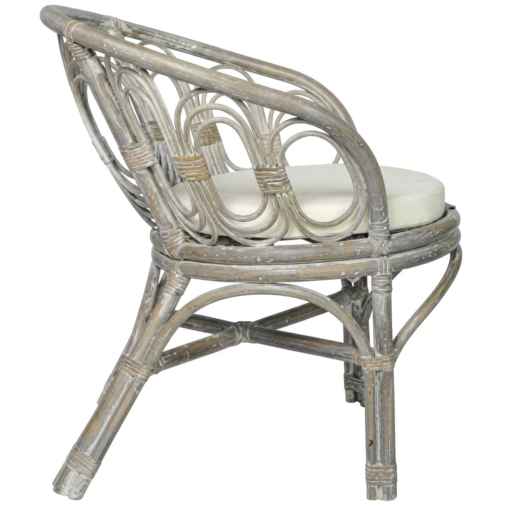 Chaise en rotin gris avec coussin