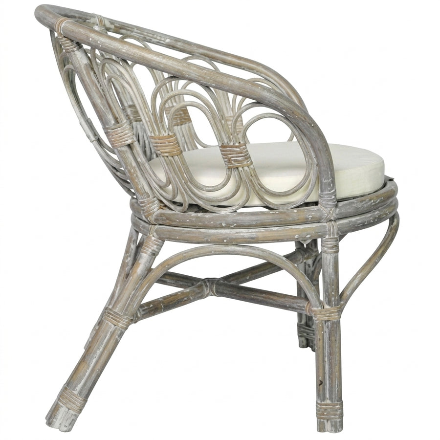 Chaise en rotin gris avec coussin