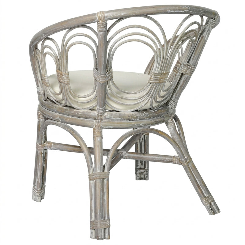 Chaise en rotin gris avec coussin