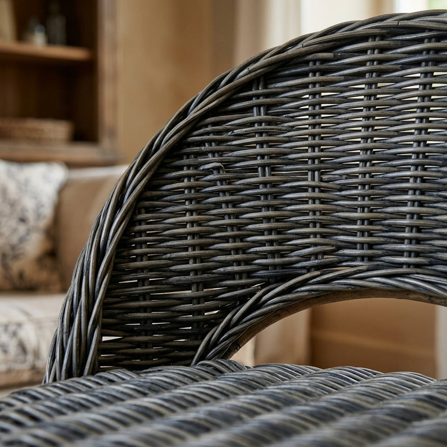 Fauteuil Kubu en rotin tressé noir, pieds bois