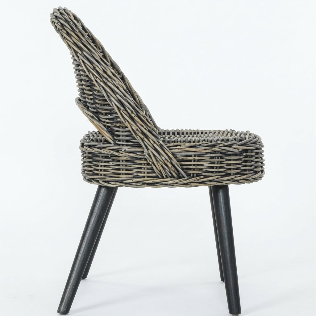 Fauteuil Kubu en rotin tressé noir, pieds bois