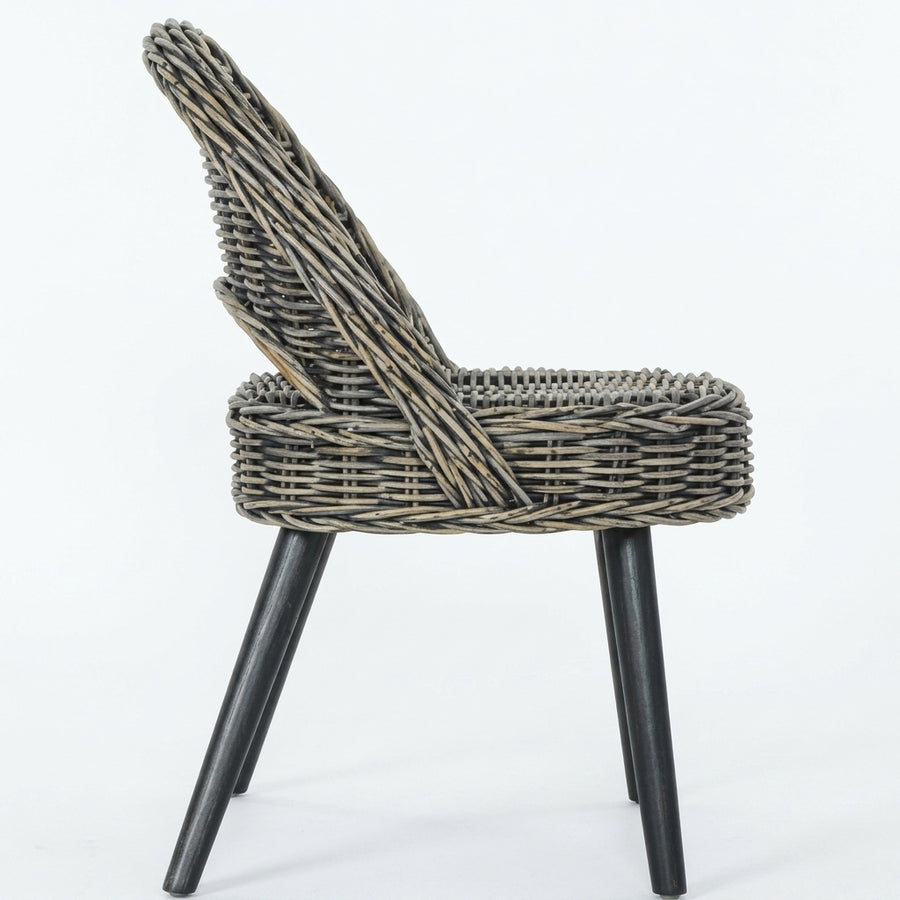 Fauteuil Kubu en rotin tressé noir, pieds bois