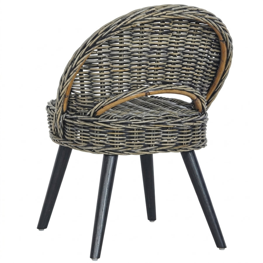 Fauteuil Kubu en rotin tressé noir, pieds bois