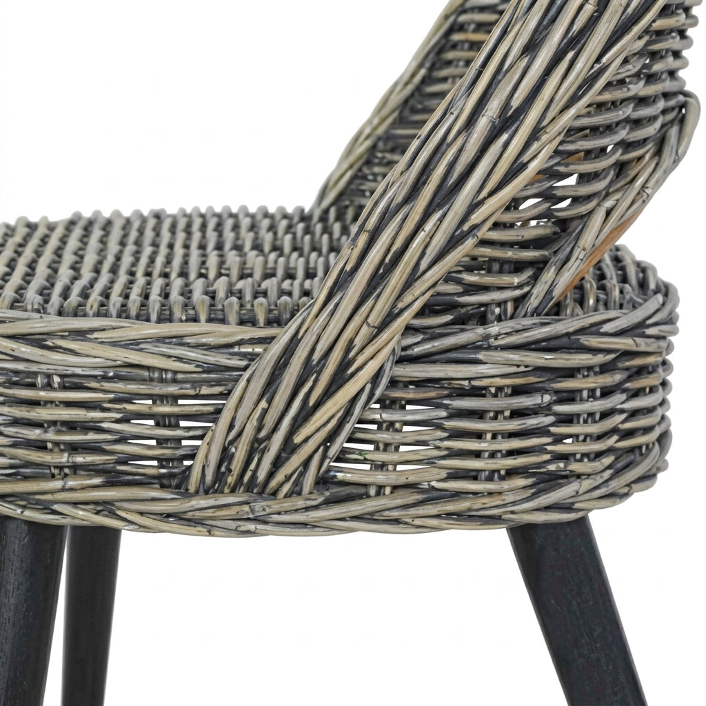 Fauteuil Kubu en rotin tressé noir, pieds bois