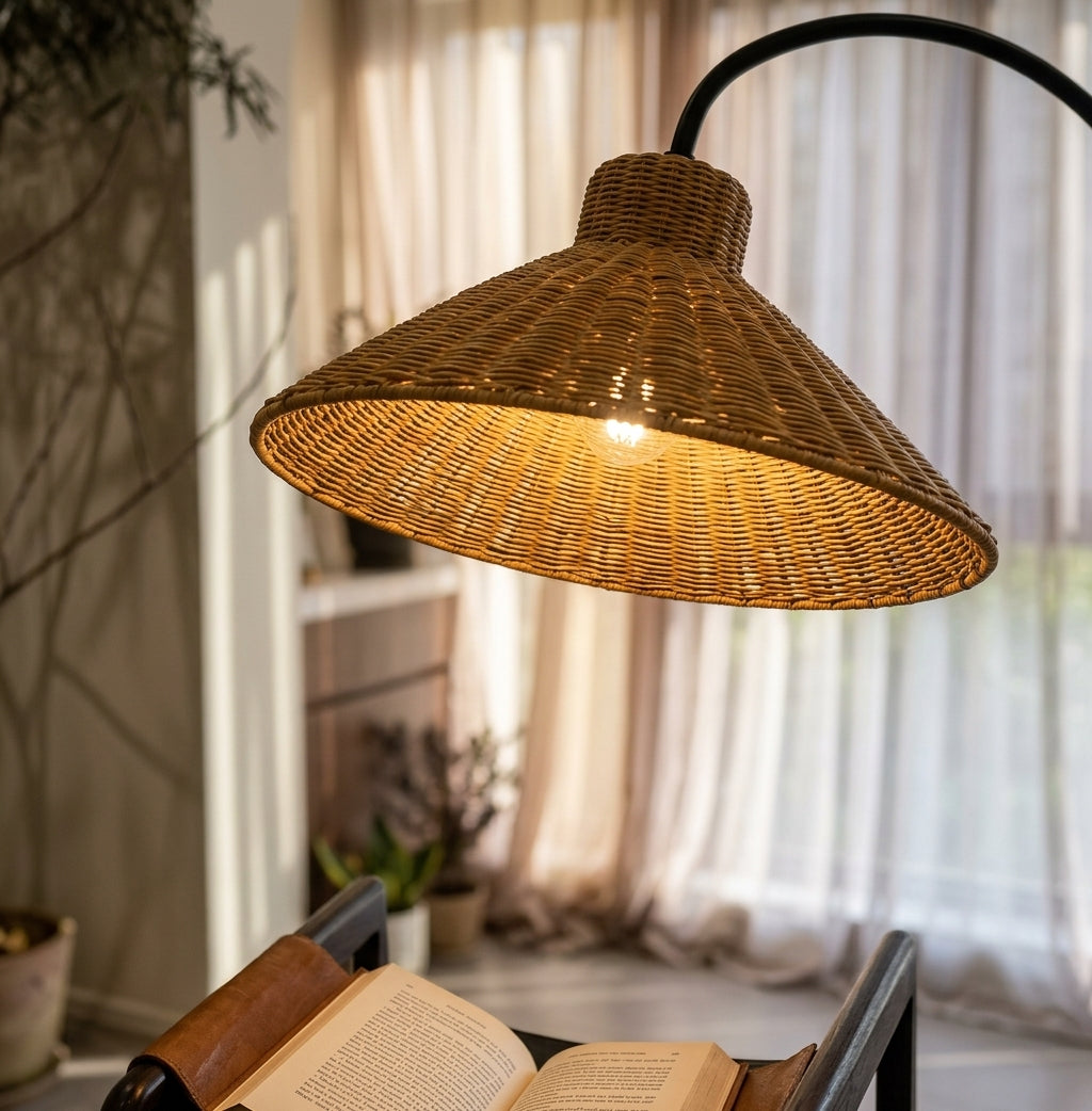 Lampadaire Arc en rotin tressé