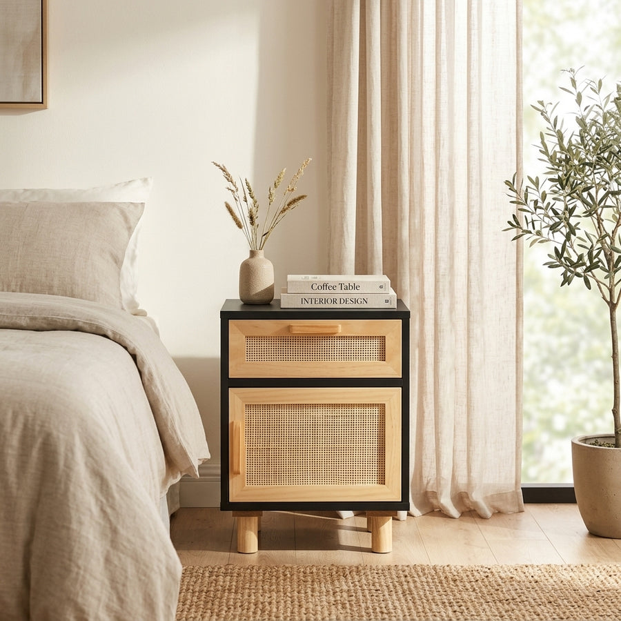 Table de chevet noire en pin massif et rotin naturel
